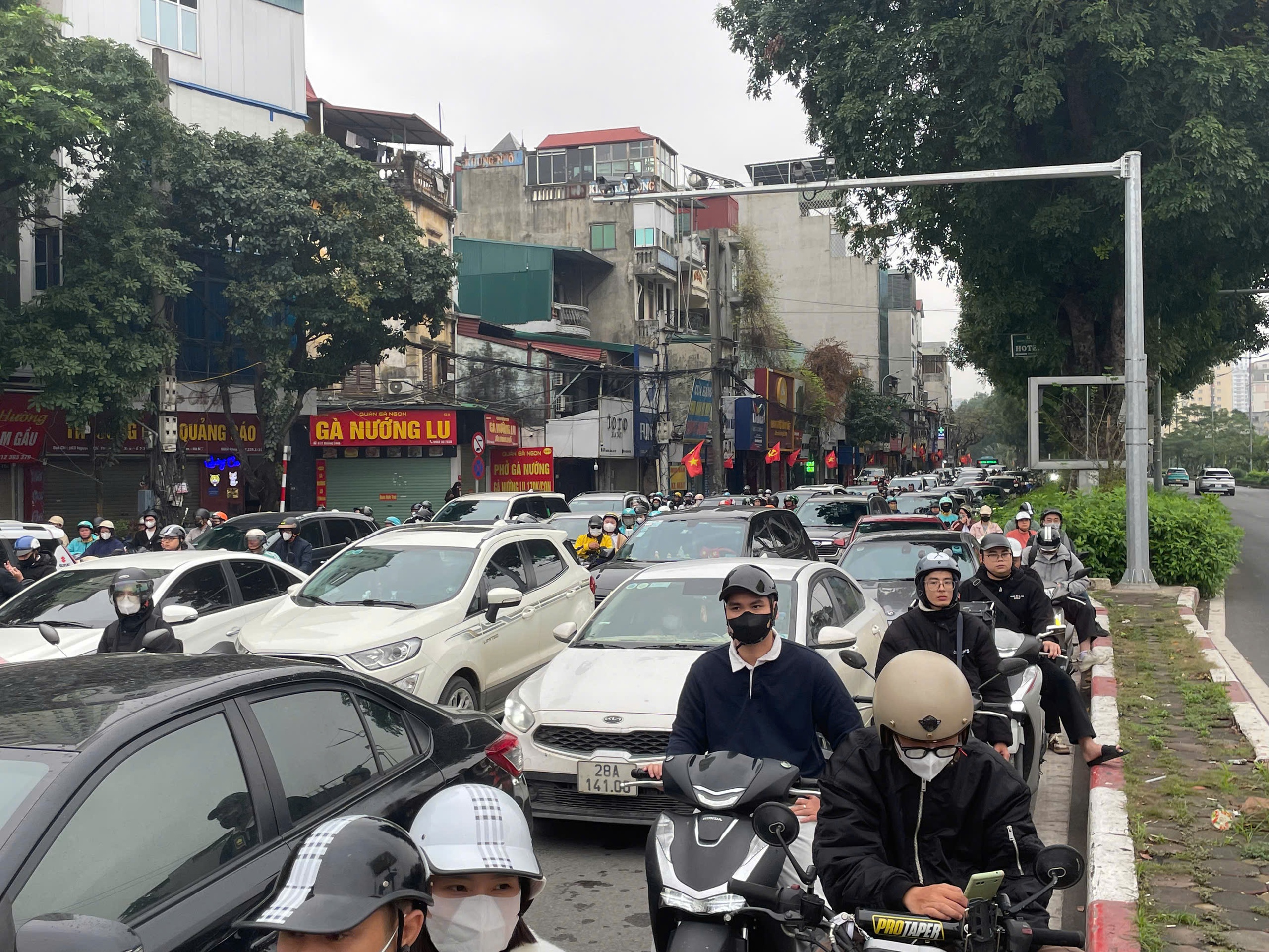 Ùn tắc giao thông Hà Nội ngày đầu đi làm sau kỳ nghỉ Tết Nguyên đán Bính Ngọ - Ảnh 4.