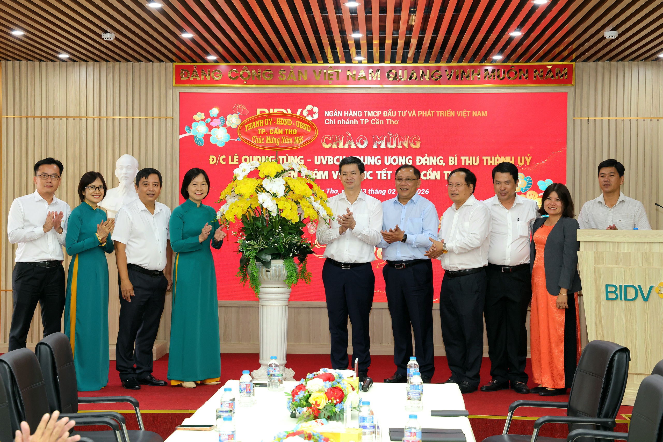 Bí thư Thành ủy Cần Thơ "xông đất" các đơn vị sản xuất, kinh doanh đầu năm mới - Ảnh 1.