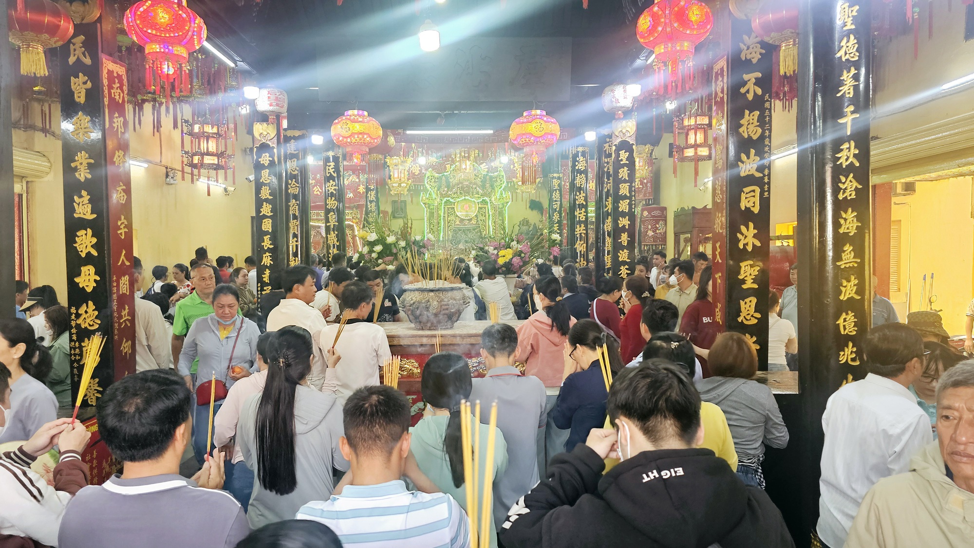 H&igrave;nh ảnh kh&aacute;c lạ tại Ch&ugrave;a B&agrave; B&igrave;nh Dương ng&agrave;y m&ugrave;ng 7 th&aacute;ng gi&ecirc;ng - Ảnh 5.