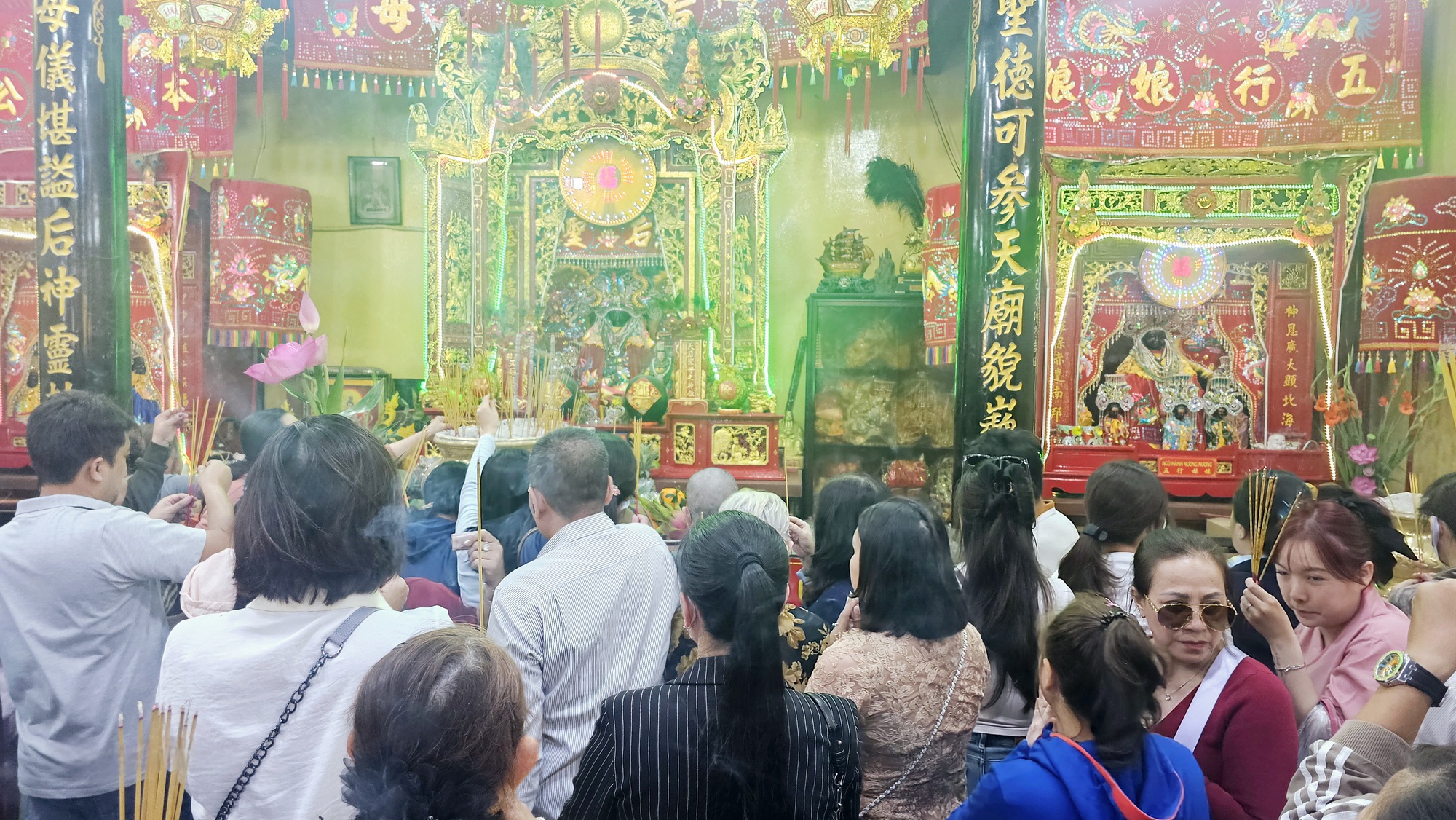 H&igrave;nh ảnh kh&aacute;c lạ tại Ch&ugrave;a B&agrave; B&igrave;nh Dương ng&agrave;y m&ugrave;ng 7 th&aacute;ng gi&ecirc;ng - Ảnh 4.