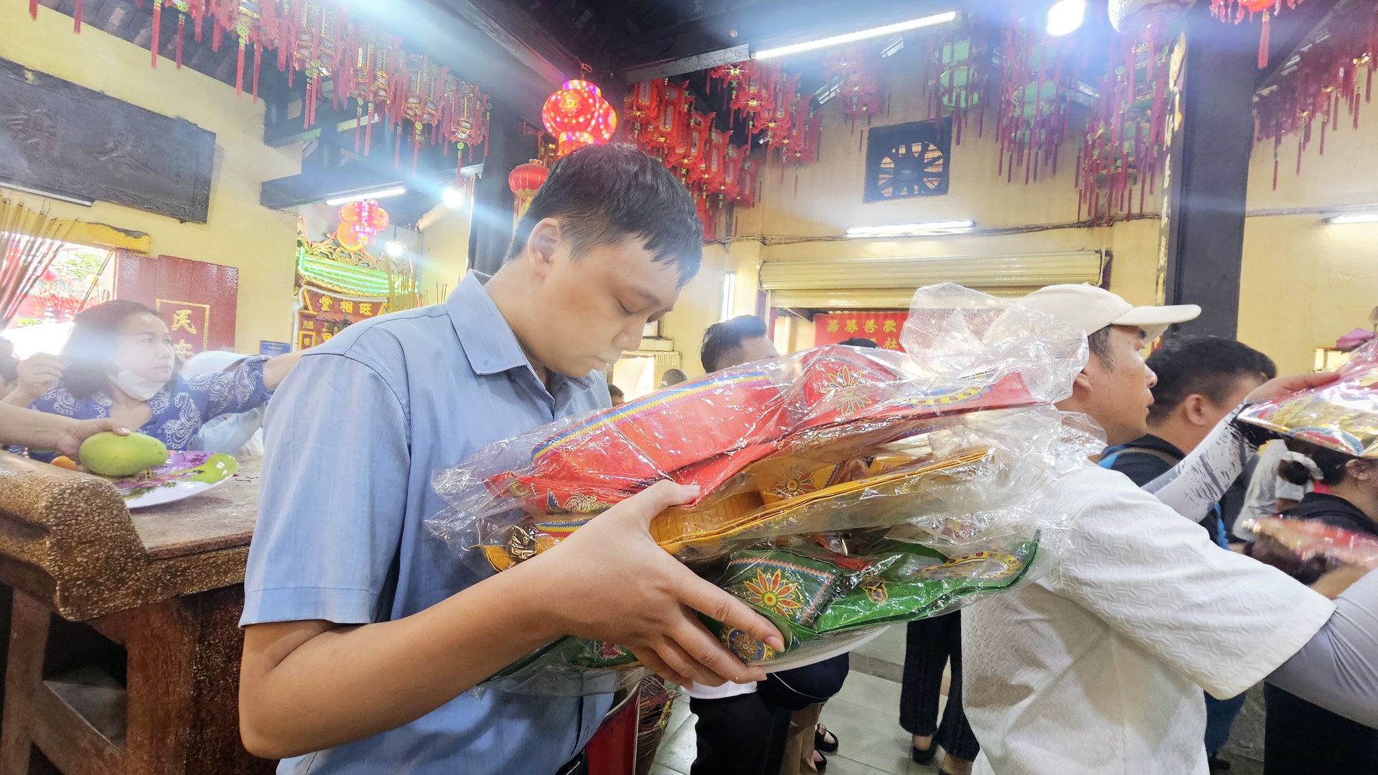 H&igrave;nh ảnh kh&aacute;c lạ tại Ch&ugrave;a B&agrave; B&igrave;nh Dương ng&agrave;y m&ugrave;ng 7 th&aacute;ng gi&ecirc;ng - Ảnh 7.