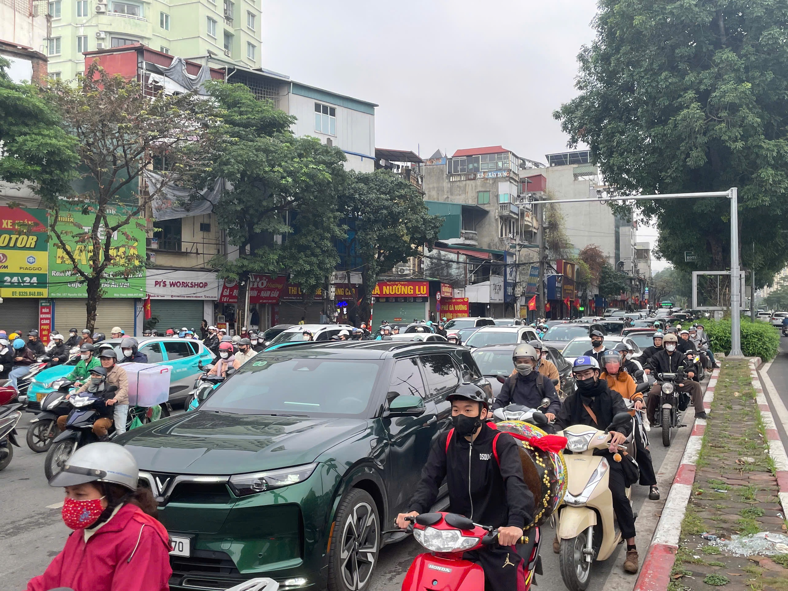 Ùn tắc giao thông Hà Nội ngày đầu đi làm sau kỳ nghỉ Tết Nguyên đán Bính Ngọ - Ảnh 3.