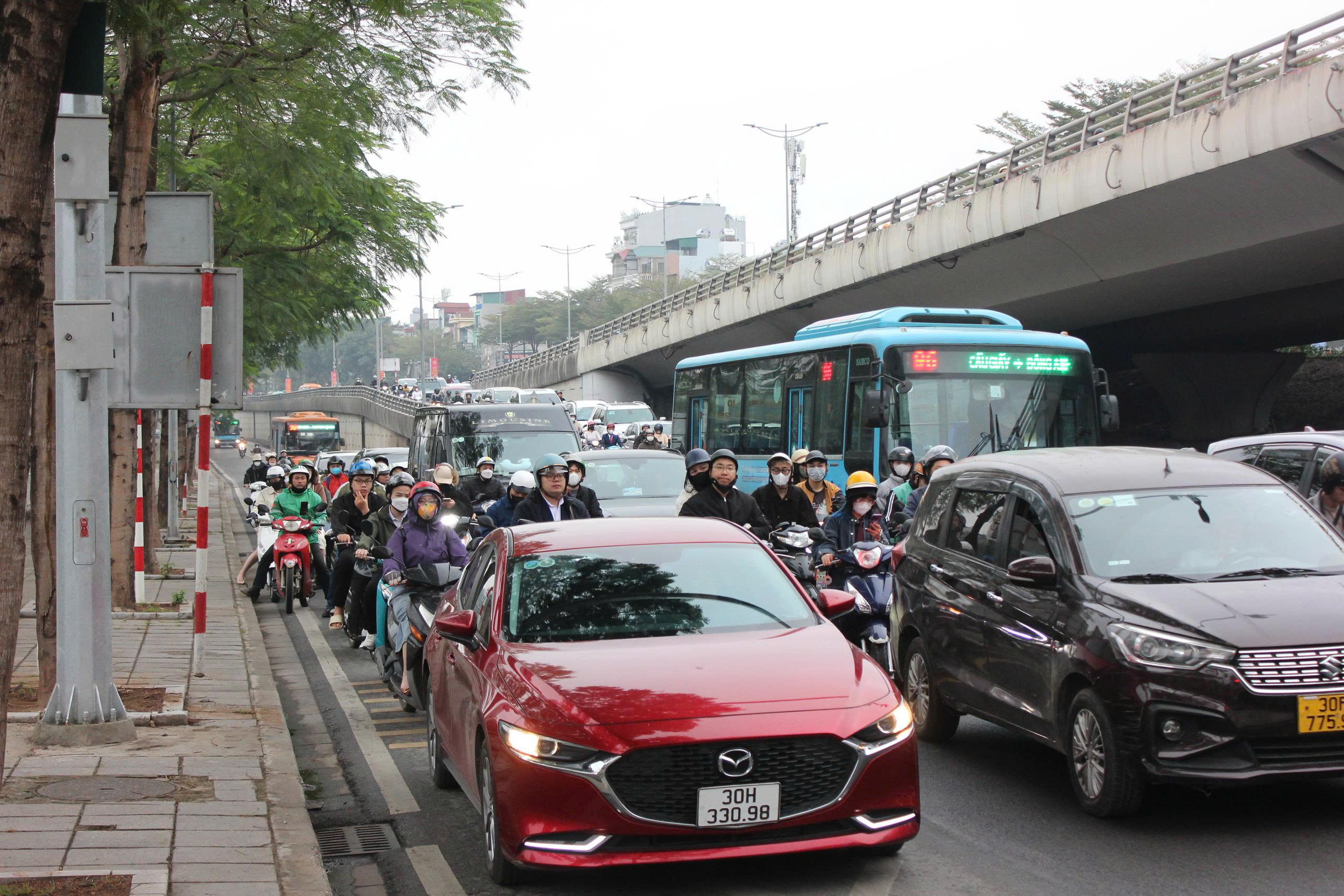 Ùn tắc giao thông Hà Nội ngày đầu đi làm sau kỳ nghỉ Tết Nguyên đán Bính Ngọ - Ảnh 5.