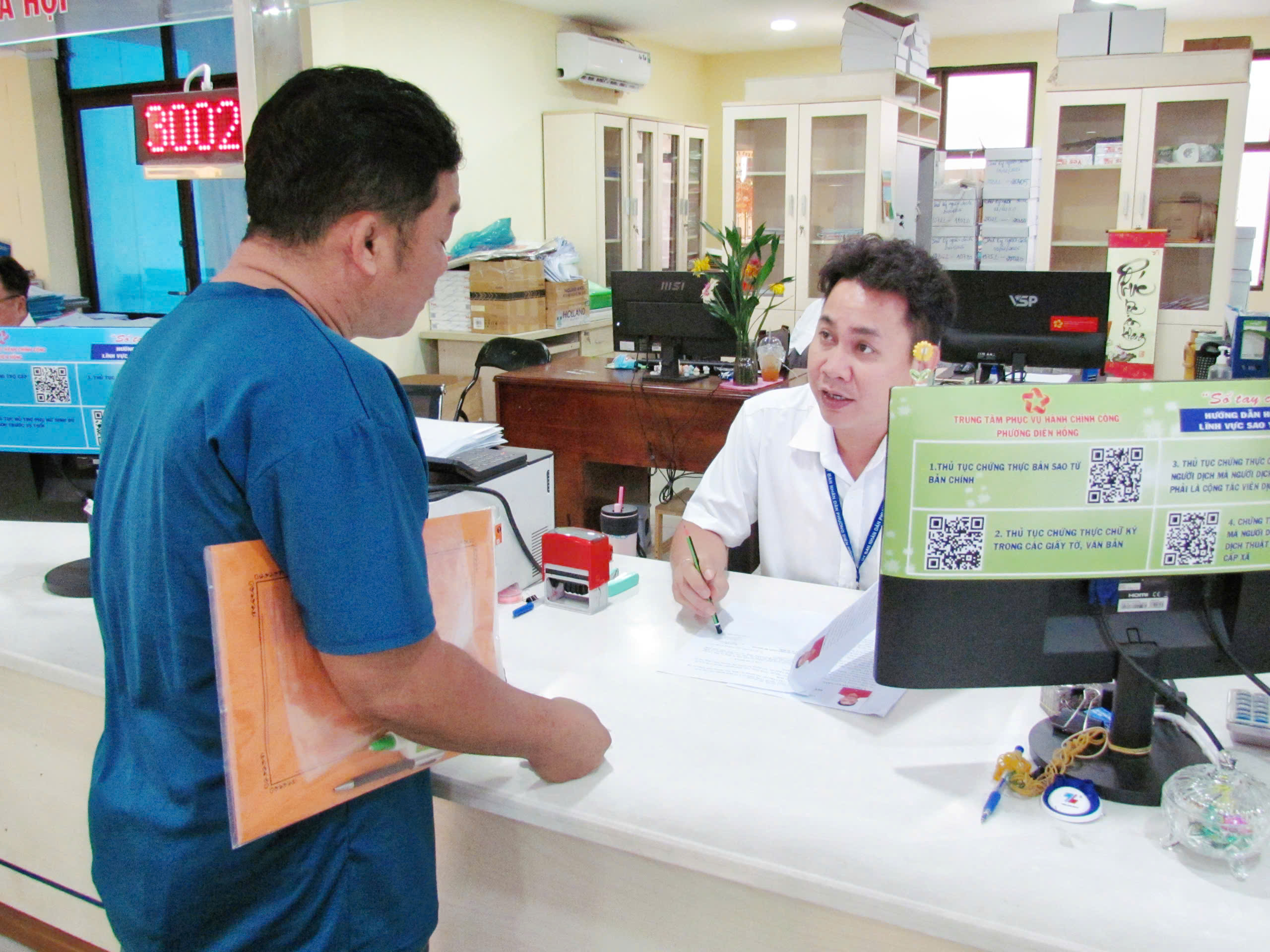 Ng&agrave;y l&agrave;m việc - Ảnh 1.
