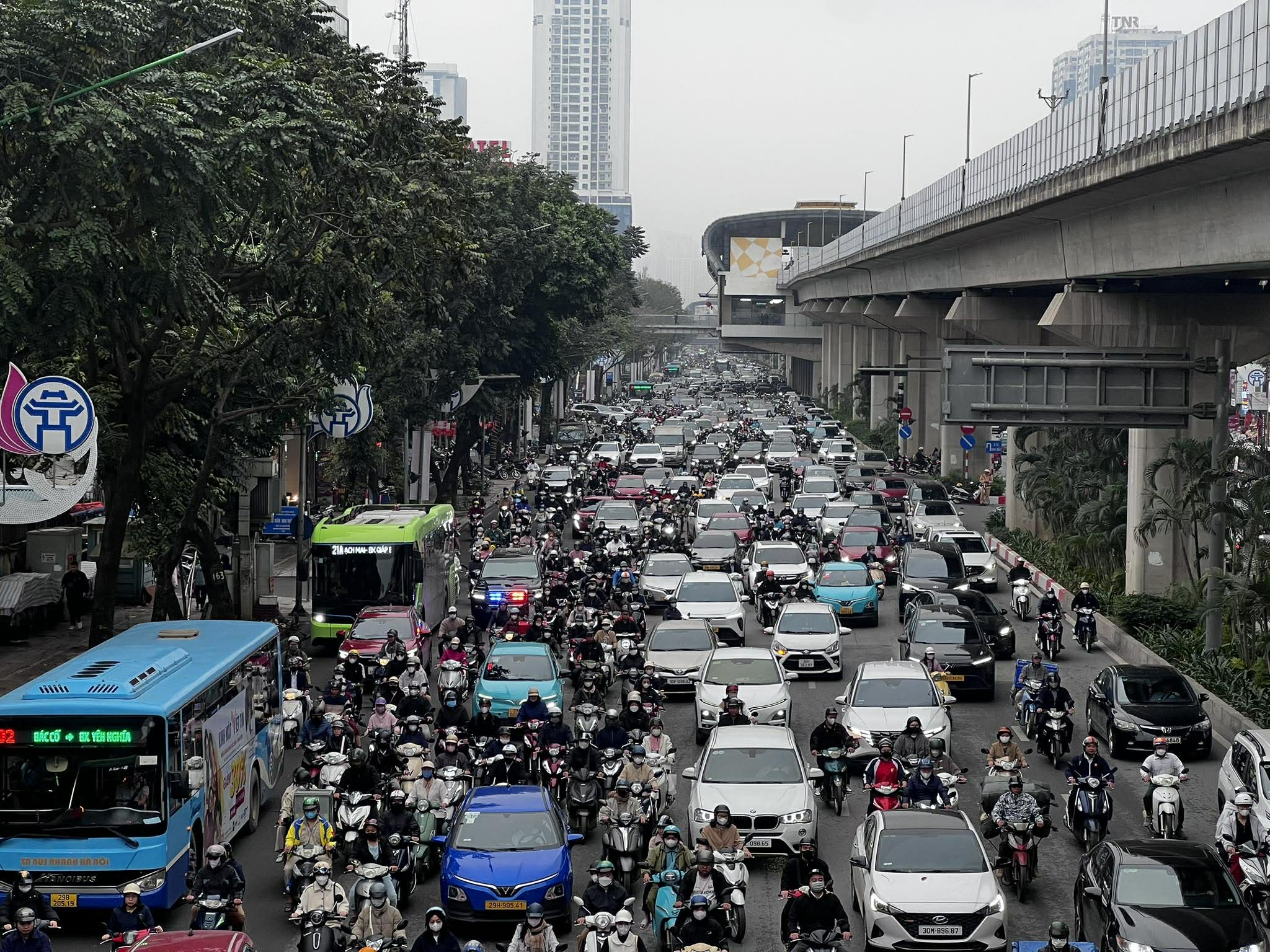 Ùn tắc giao thông Hà Nội ngày đầu đi làm sau kỳ nghỉ Tết Nguyên đán Bính Ngọ - Ảnh 1.