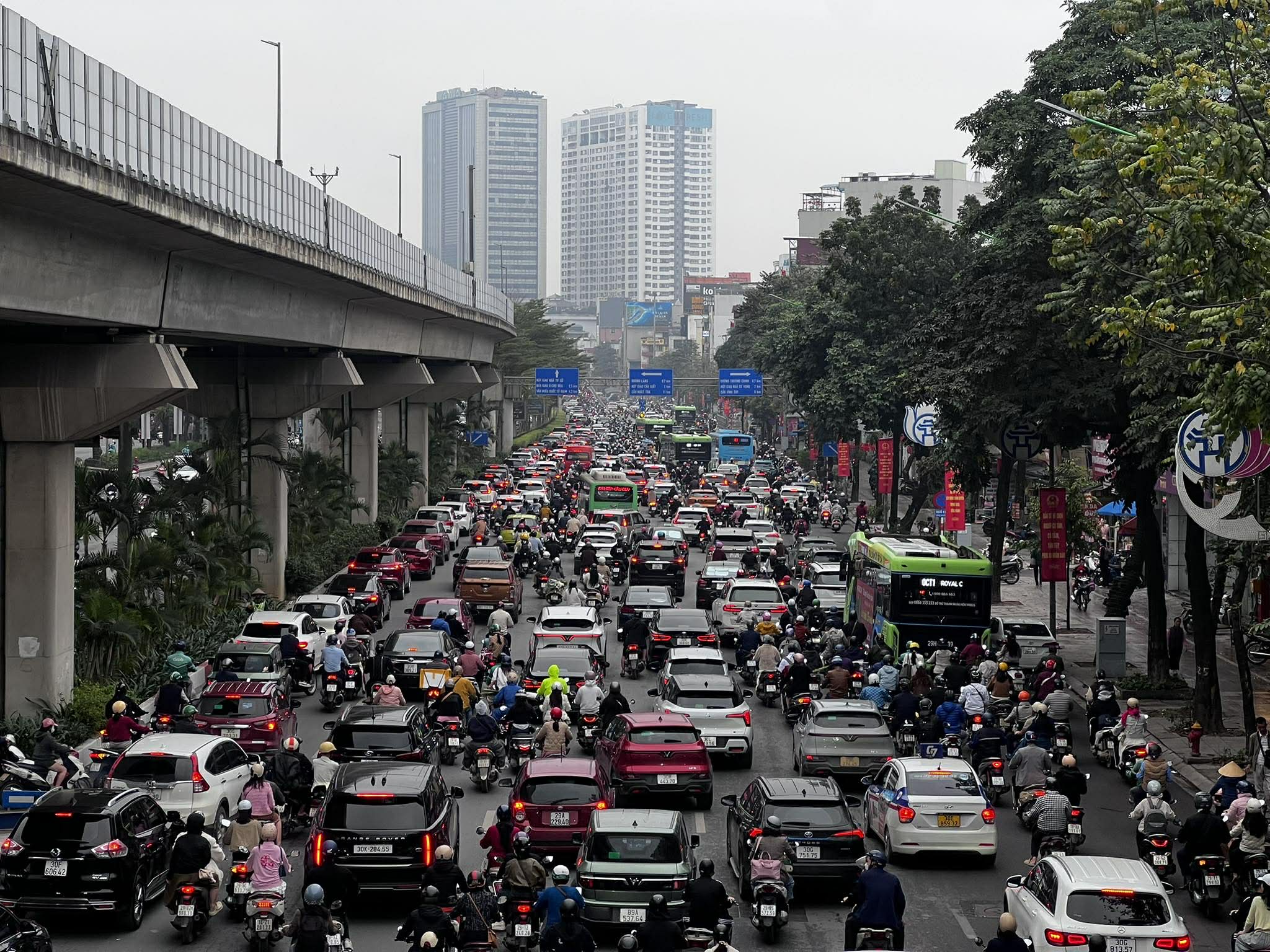 Ùn tắc giao thông Hà Nội ngày đầu đi làm sau kỳ nghỉ Tết Nguyên đán Bính Ngọ - Ảnh 2.