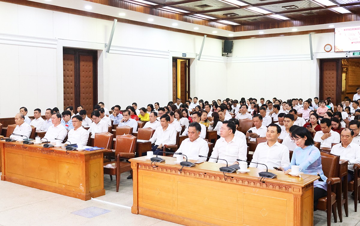 Chủ tịch UBND TPHCM yêu cầu mỗi cán bộ phải làm việc quyết liệt, trách nhiệm - Ảnh 2.