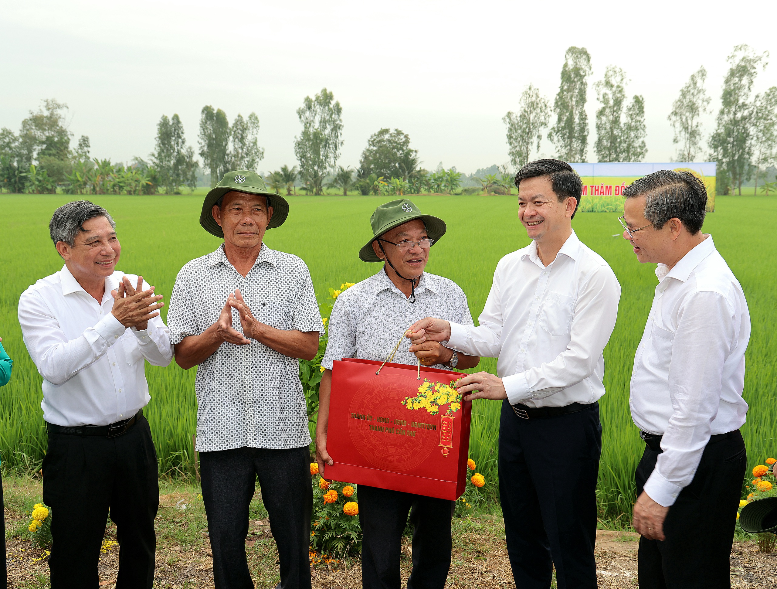 L&atilde;nh đạo TP Cần Thơ ph&aacute;t động "Tết trồng c&acirc;y" v&agrave; thăm đồng đầu năm mới - Ảnh 7.