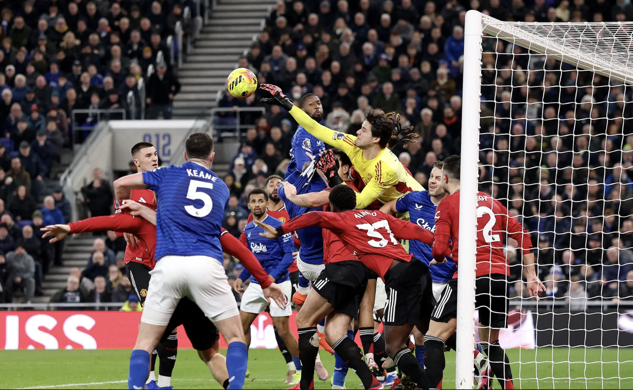Benjamin Sesko sắm vai si&ecirc;u dự bị, Man United nối d&agrave;i mạch bất bại - Ảnh 2.