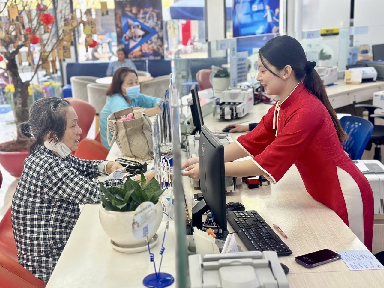 Gi&aacute; v&agrave;ng v&agrave; bạc tăng Mạnh dịp Thần T&agrave;i 2026 , sức mua gia tăng đ&aacute;ng kể - Ảnh 6.
