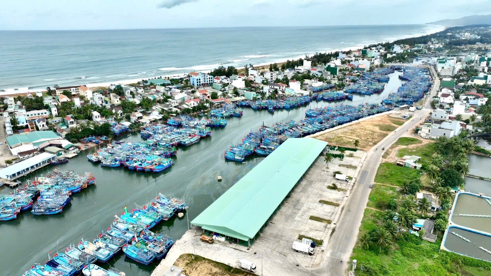 Cửa biển Tam Quan bồi lấp, Gia Lai ra lệnh nạo vét khẩn cấp - Ảnh 1.