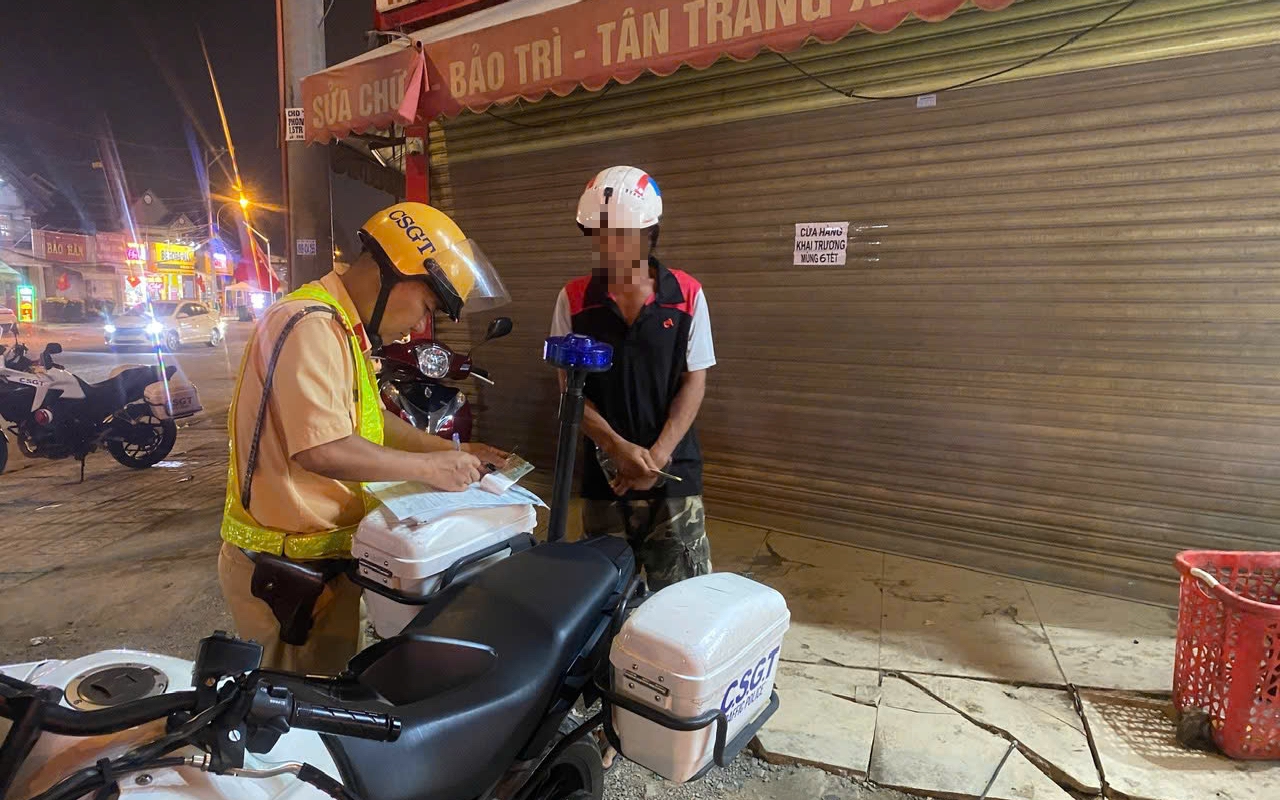 Nồng độ cồn gấp đôi mức kịch khung: Hai người nhận cái kết đắng ngày cuối nghỉ Tết