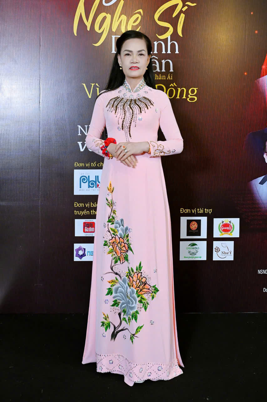 Hoa hậu Đậu Hằng Nga mặc &aacute;o d&agrave;i quảng b&aacute; văn h&oacute;a Việt - Ảnh 1.