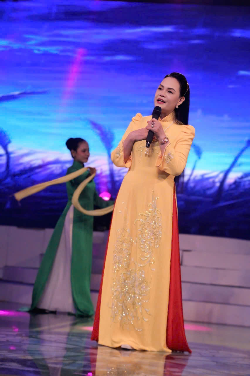 Hoa hậu Đậu Hằng Nga mặc &aacute;o d&agrave;i quảng b&aacute; văn h&oacute;a Việt - Ảnh 2.