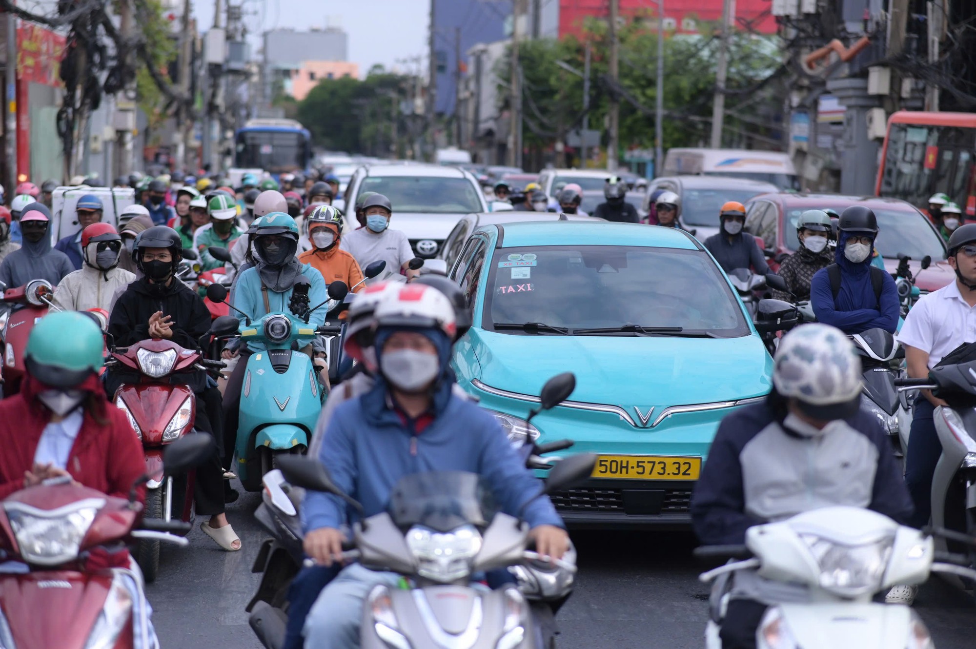 Người dân trở lại TPHCM đi học, đi làm sau kỳ nghỉ Tết - Ảnh 2.