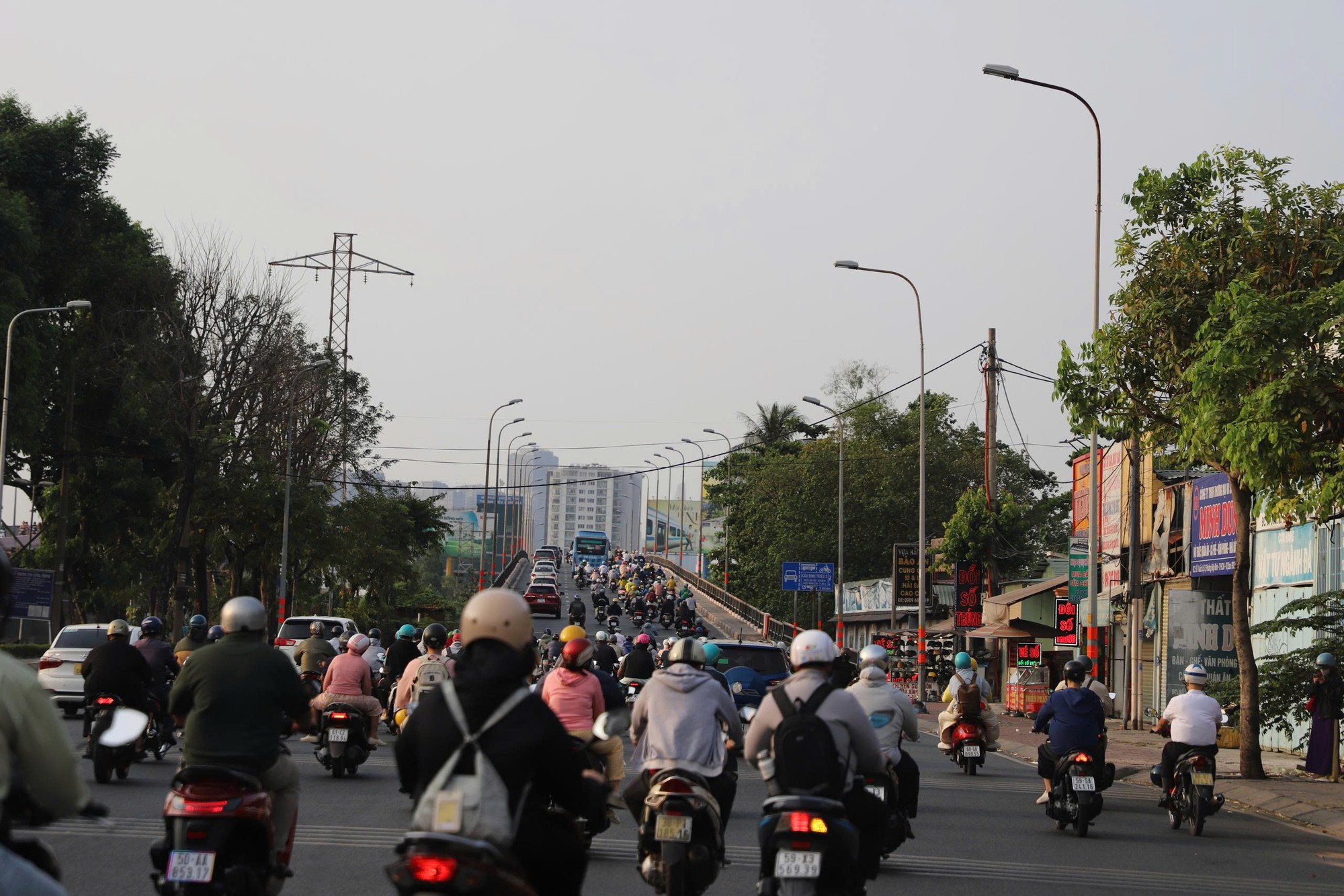 Người d&acirc;n trở lại TPHCM đi học, đi l&agrave;m sau kỳ nghỉ Tết - Ảnh 10.