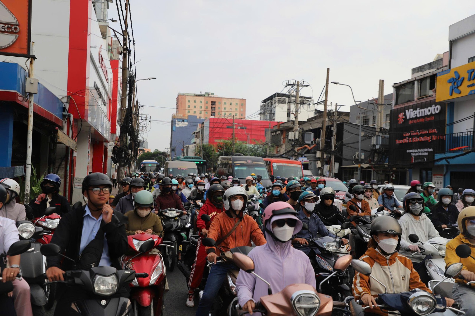 Người d&acirc;n trở lại TPHCM đi học, đi l&agrave;m sau kỳ nghỉ Tết - Ảnh 12.