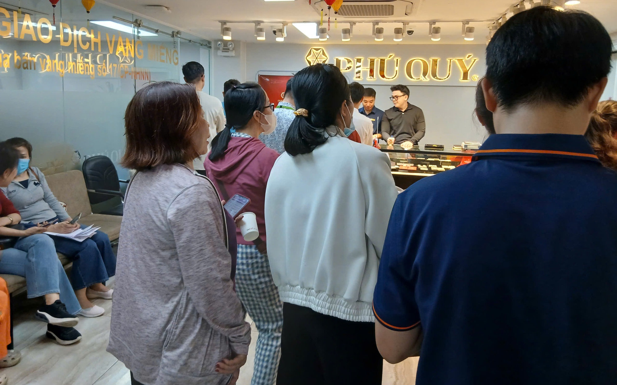 Người dân TPHCM đổ xô mua vàng, bạc, gửi tiết kiệm ngay ngày làm việc đầu năm