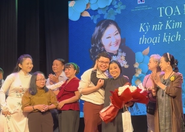 Kỳ nữ Kim Cương xúc động trước thành quả của bác sĩ Trần Thanh Nhã, con trai cố nghệ sĩ Bạch Lan - Ảnh 1.