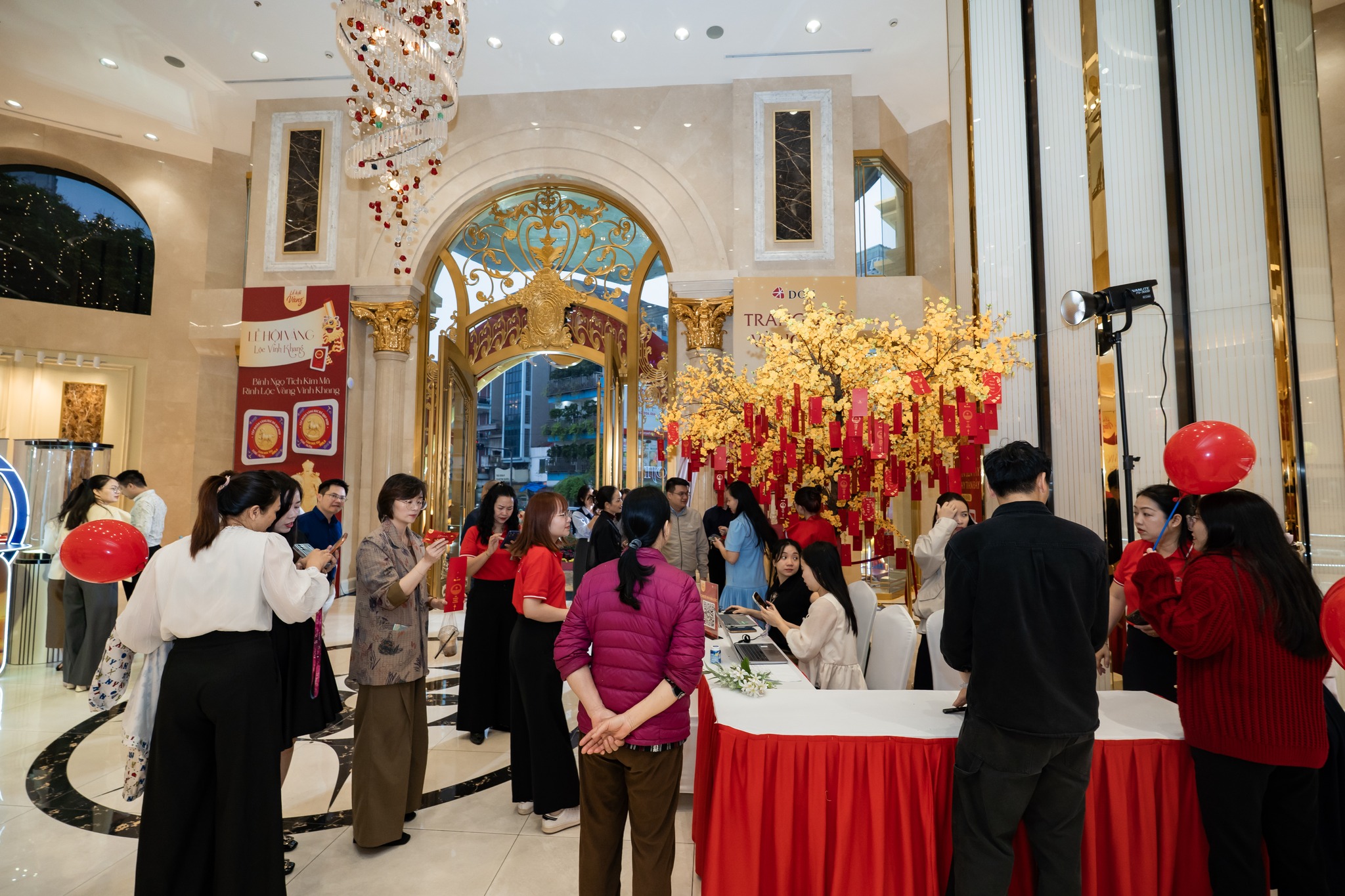 Gi&aacute; bạc h&ocirc;m nay 24-2: Một thương hiệu bạc qu&aacute; tải ngay trong ng&agrave;y mở b&aacute;n đầu ti&ecirc;n - Ảnh 2.