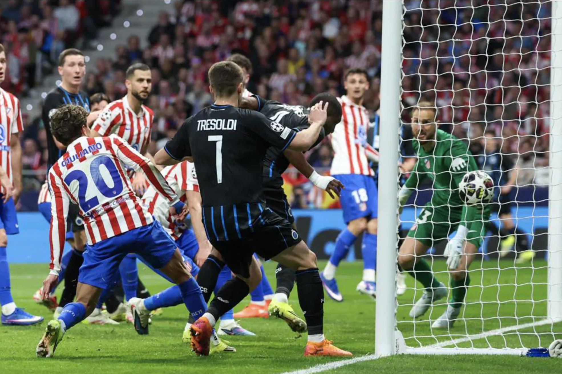 Sørloth thành người hùng, Atletico Madrid nhấn chìm Club Brugge vòng play-off Champions League - Ảnh 3.