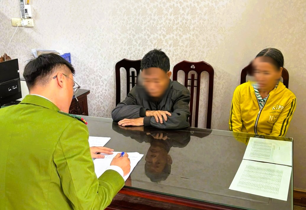 C&ocirc;ng an mời 2 vợ chồng ở Ninh B&igrave;nh tự &yacute; đ&ograve;i thu tiền đỗ xe đi chợ Viềng - Ảnh 1.
