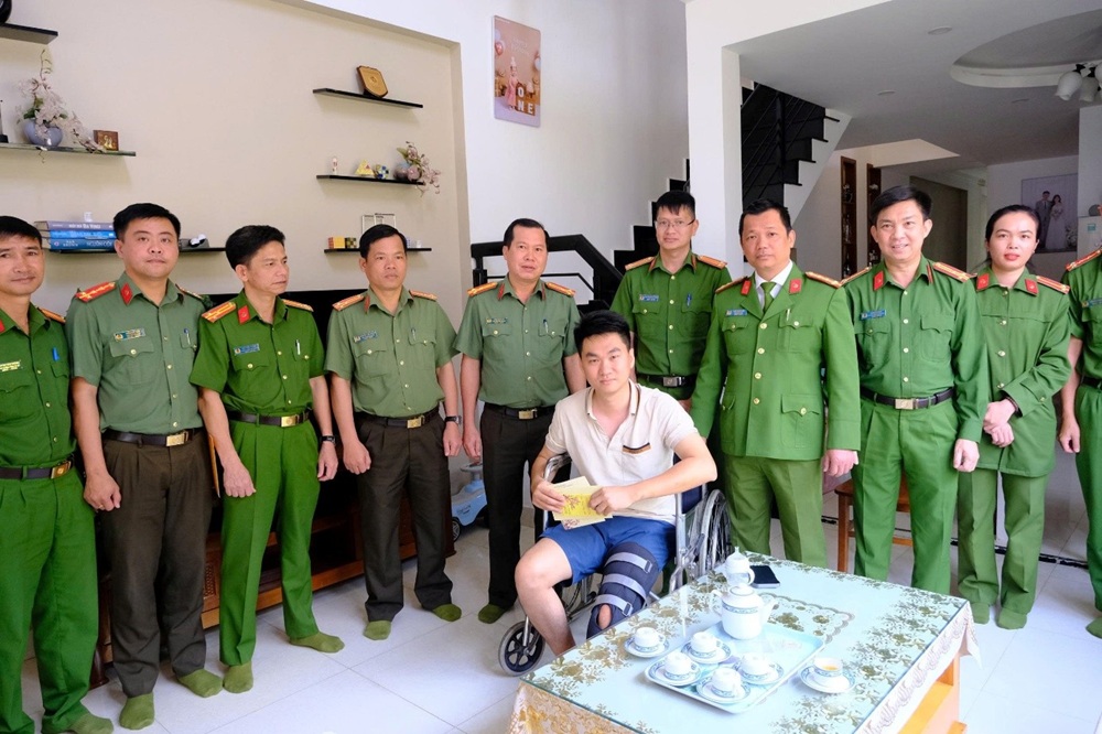 L&acirc;m Đồng: Nam thanh ni&ecirc;n tấn c&ocirc;ng khiến Đại &uacute;y C&ocirc;ng an khi bị mời l&agrave;m việc - Ảnh 1.