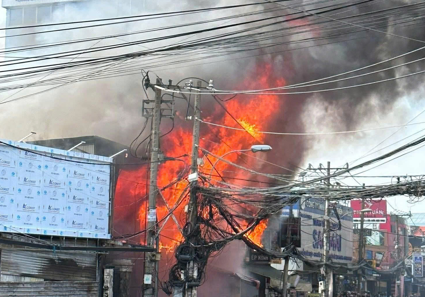 L&atilde;nh đạo phường th&ocirc;ng tin vụ ch&aacute;y cửa h&agrave;ng đồ gỗ To&agrave;n Cầu ở TPHCM - Ảnh 1.