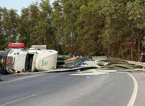 Xe đầu k&eacute;o container lật nh&agrave;o tr&ecirc;n cầu Thủ Bi&ecirc;n Đồng Nai - TPHCM g&acirc;y &aacute;ch tắc giao th&ocirc;ng - Ảnh 1.