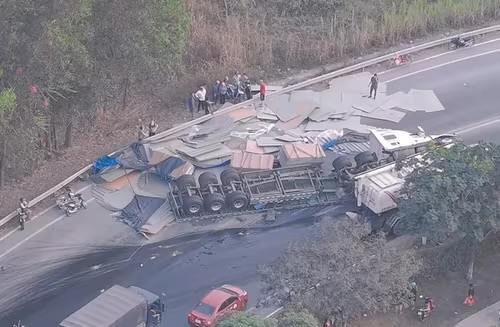 Xe đầu k&eacute;o container lật nh&agrave;o tr&ecirc;n cầu Thủ Bi&ecirc;n Đồng Nai - TPHCM g&acirc;y &aacute;ch tắc giao th&ocirc;ng - Ảnh 2.