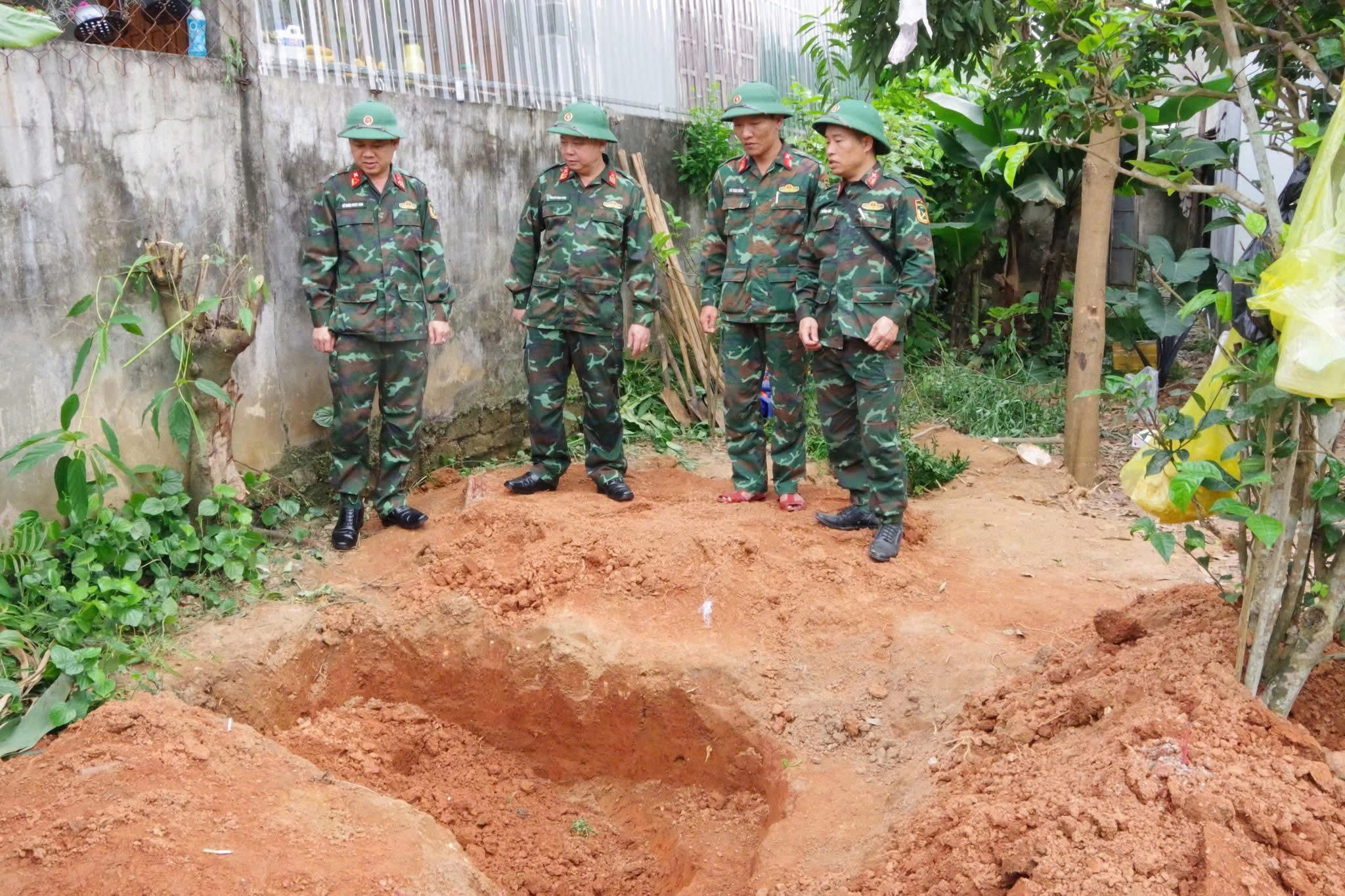 Quảng Trị: Phát hiện hài cốt liệt sĩ an táng trong hòm đạn - Ảnh 1.