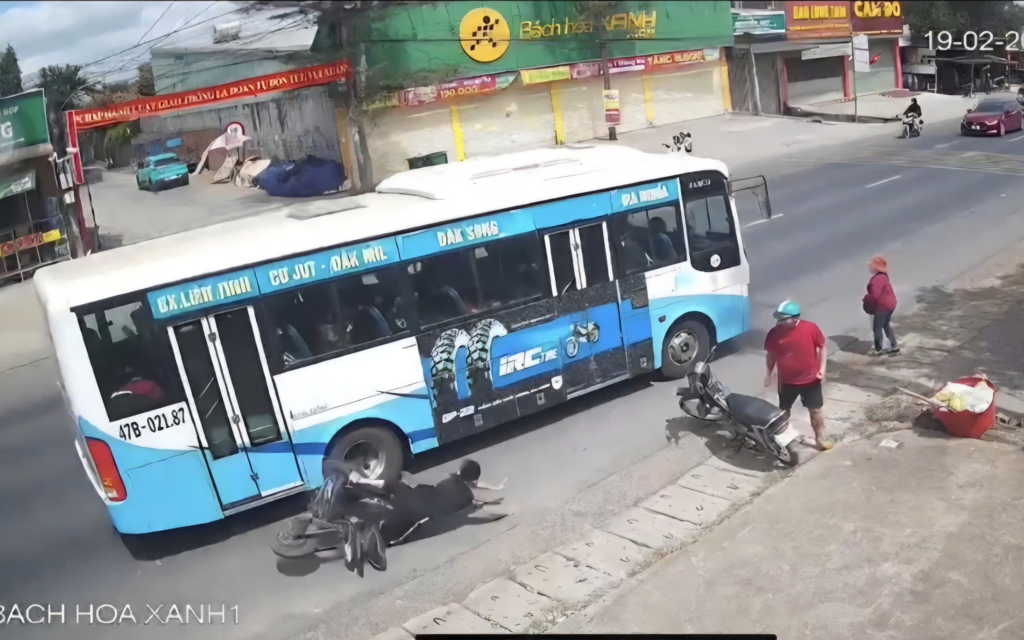 T&agrave;i xế xe bu&yacute;t kh&ocirc;ng biết t&ocirc;ng học sinh: Diễn biến mới vụ tai nạn tại Đắk Lắk - Ảnh 2.