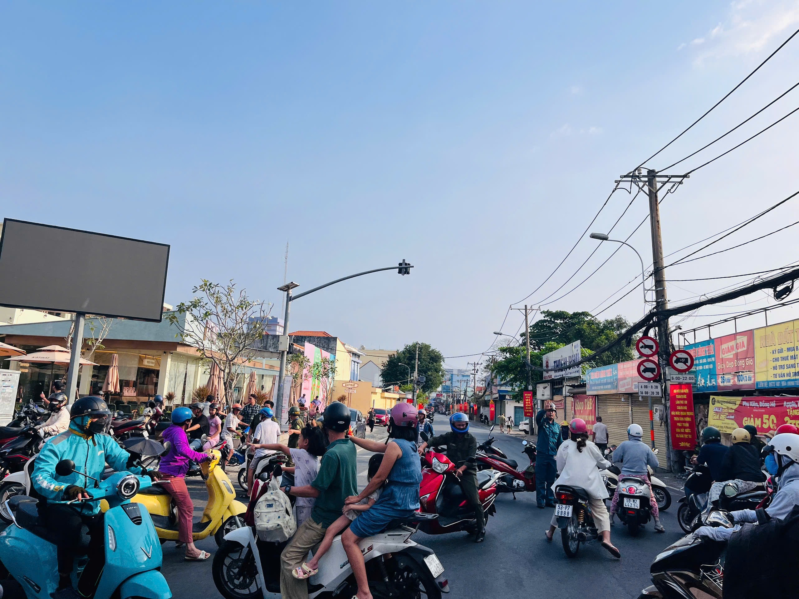 L&atilde;nh đạo phường th&ocirc;ng tin vụ ch&aacute;y cửa h&agrave;ng đồ gỗ To&agrave;n Cầu ở TPHCM - Ảnh 2.