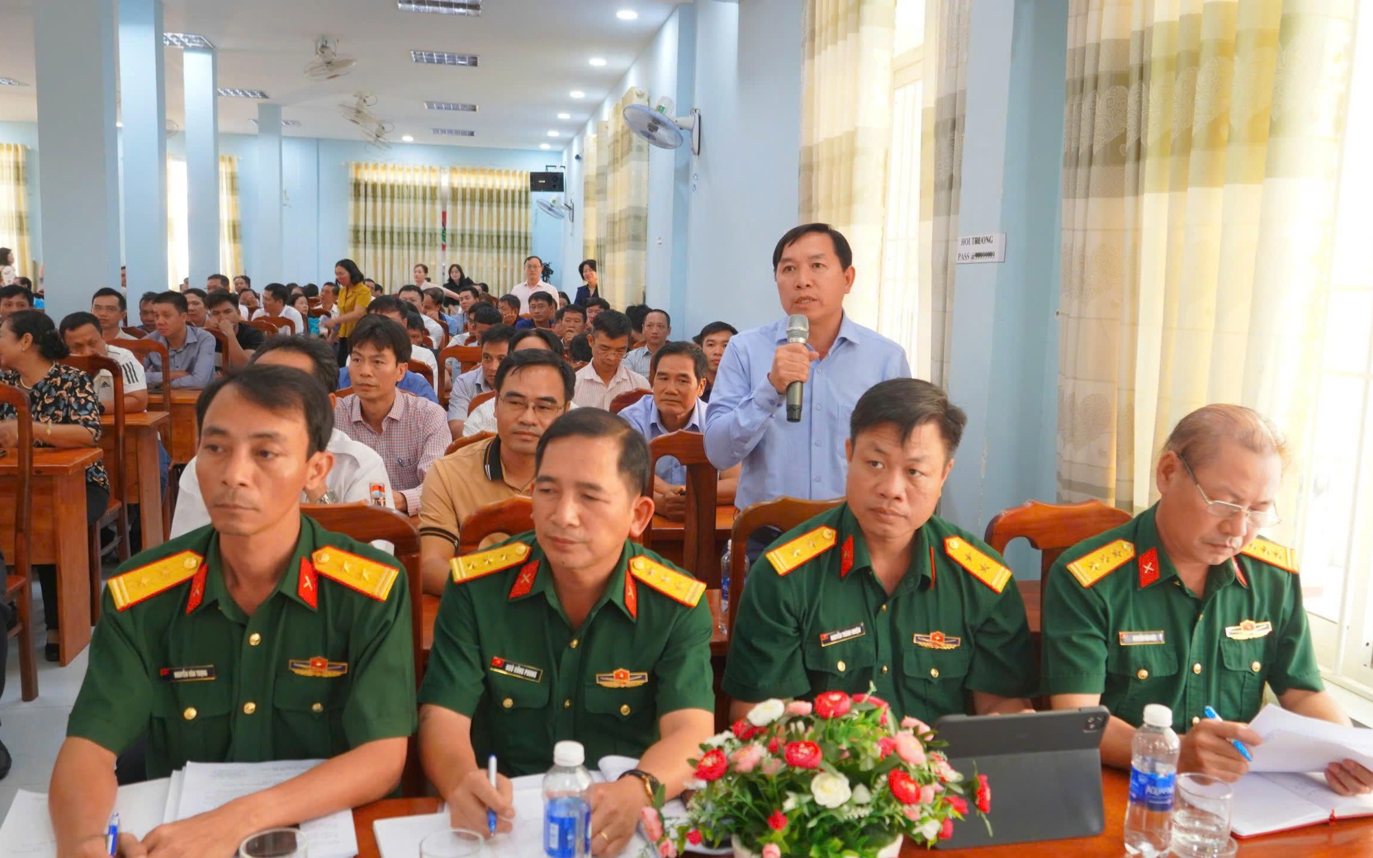 Các ứng viên tiếp xúc cử tri ở điểm bầu cử sớm tại phường Tam Thắng, TPHCM