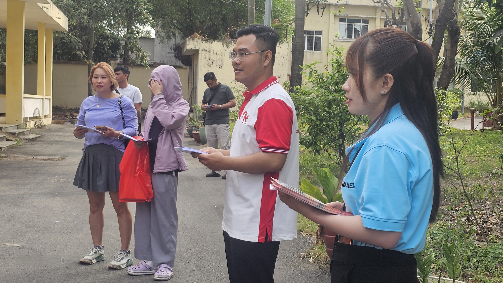 Doanh nghiệp săn đ&oacute;n người lao động tại Trung t&acirc;m dịch vụ việc l&agrave;m B&igrave;nh Dương - Ảnh 1.