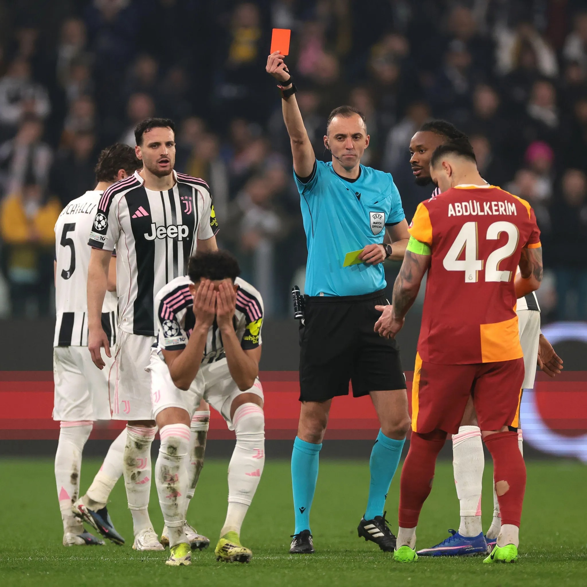 T&igrave;nh huống hiếm thấy trong trận Juventus bị loại đi&ecirc;n rồ ở Champions League - Ảnh 2.