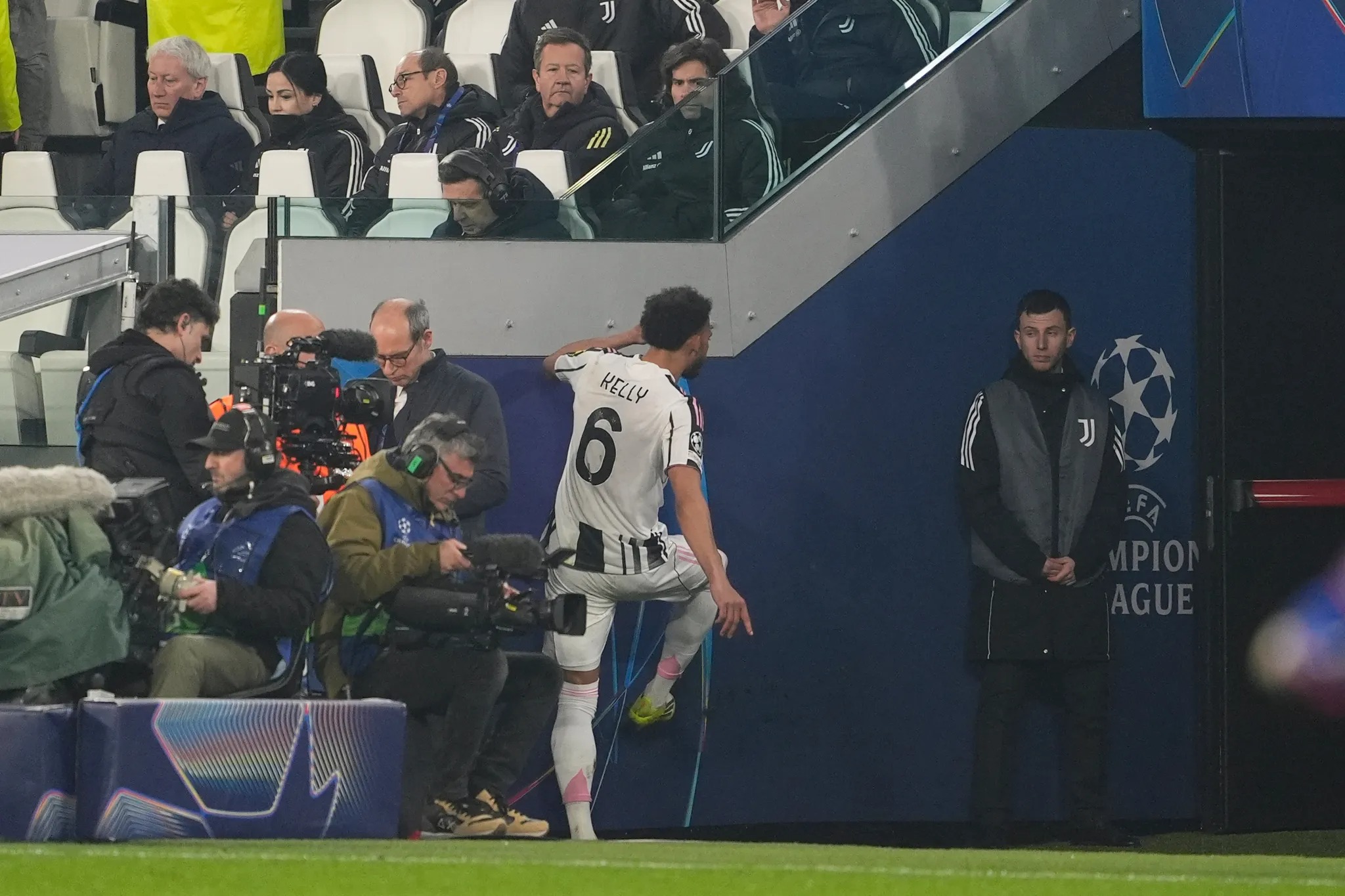 T&igrave;nh huống hiếm thấy trong trận Juventus bị loại đi&ecirc;n rồ ở Champions League - Ảnh 3.