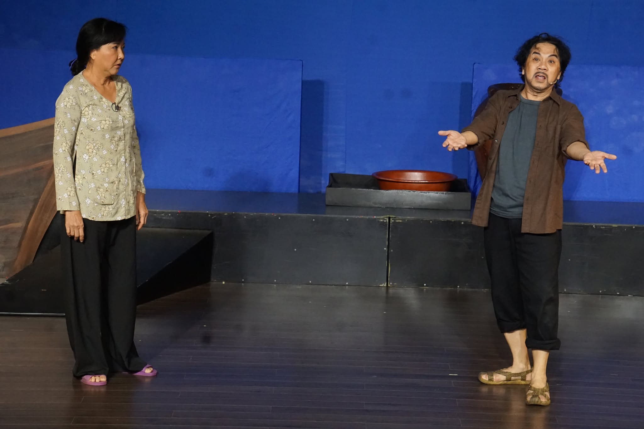 S&acirc;n khấu Thi&ecirc;n Đăng chinh phục kh&aacute;n giả, NSƯT Th&agrave;nh Lộc xuất thần với 4 vai mới - Ảnh 6.
