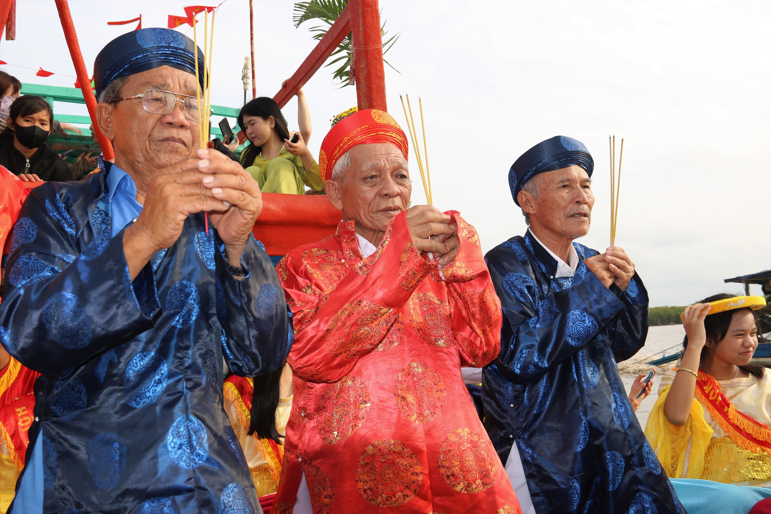 Hàng ngàn người dự lễ hội Nghinh Ông tại Cà Mau chiêm ngưỡng bộ ngọc cốt cá voi 15 tấn - Ảnh 11.