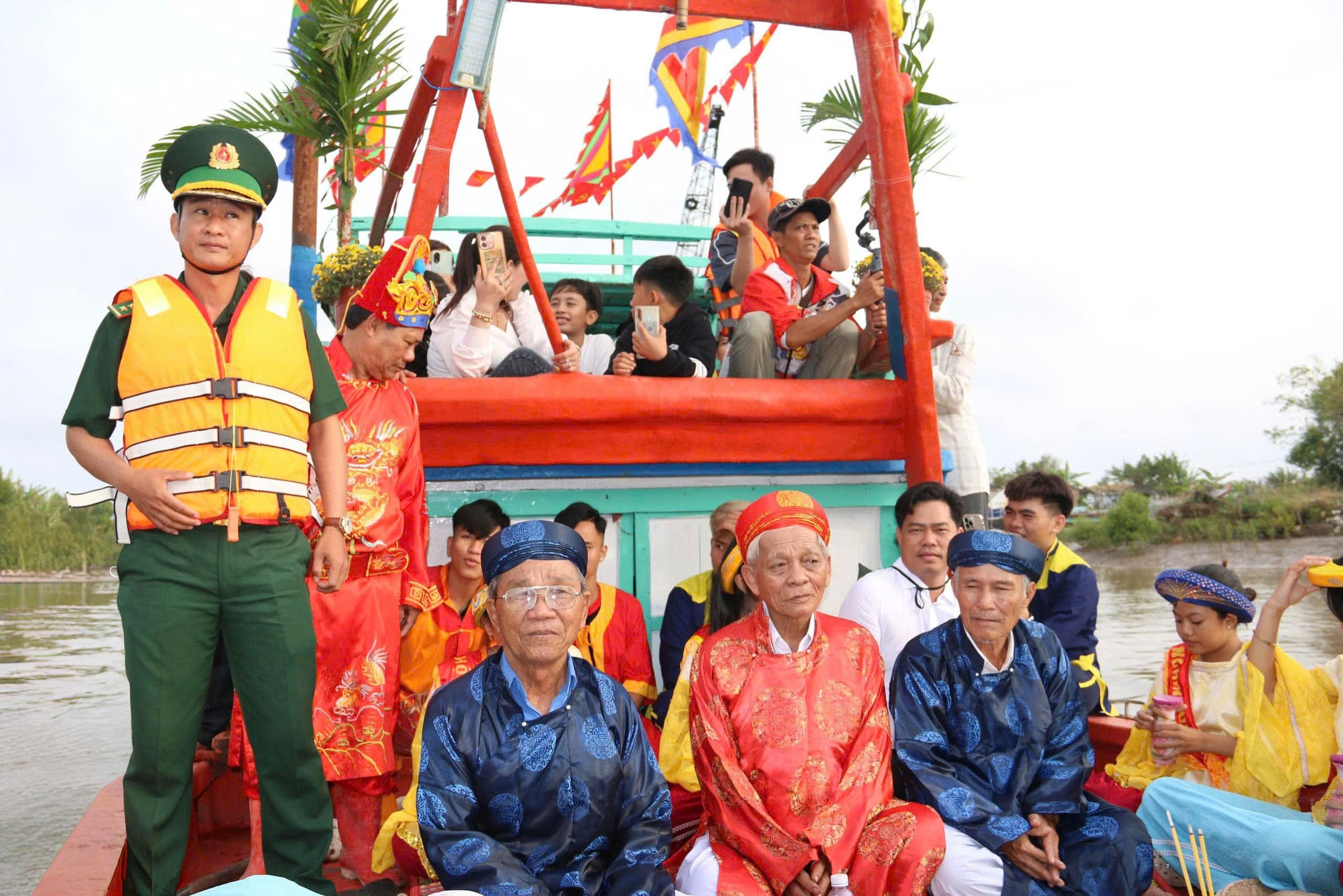 Hàng ngàn người dự lễ hội Nghinh Ông tại Cà Mau chiêm ngưỡng bộ ngọc cốt cá voi 15 tấn - Ảnh 12.