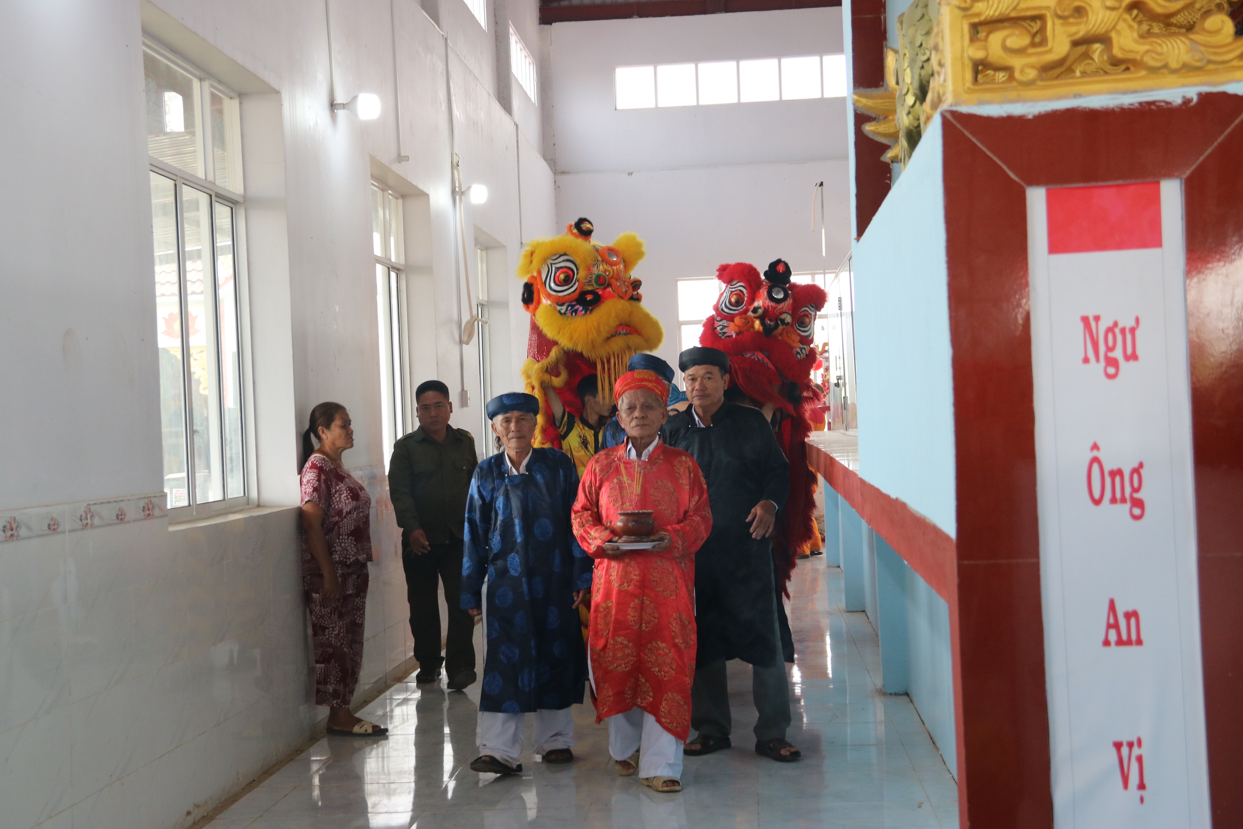 Hàng ngàn người dự lễ hội Nghinh Ông tại Cà Mau chiêm ngưỡng bộ ngọc cốt cá voi 15 tấn - Ảnh 15.