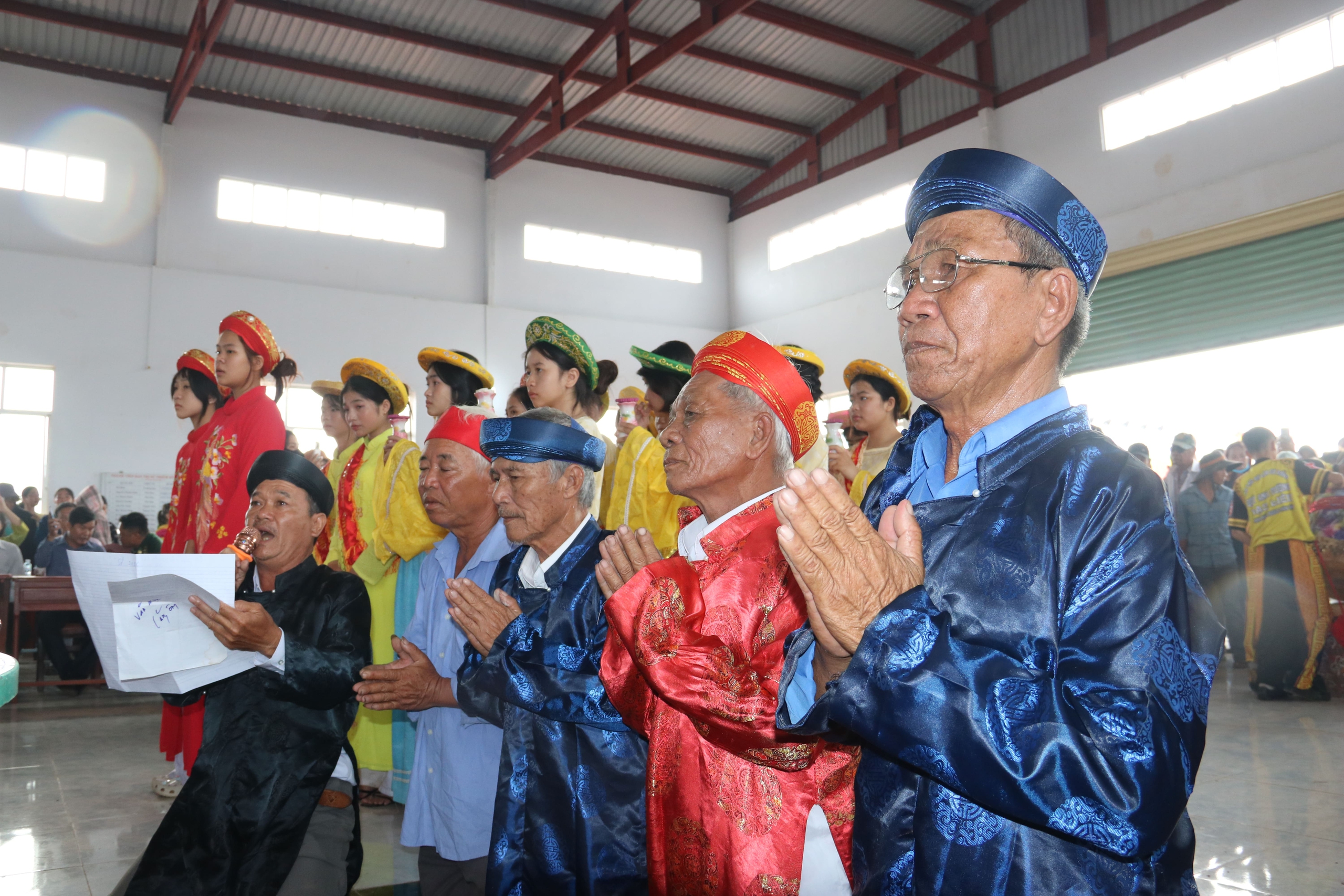 Hàng ngàn người dự lễ hội Nghinh Ông tại Cà Mau chiêm ngưỡng bộ ngọc cốt cá voi 15 tấn - Ảnh 16.