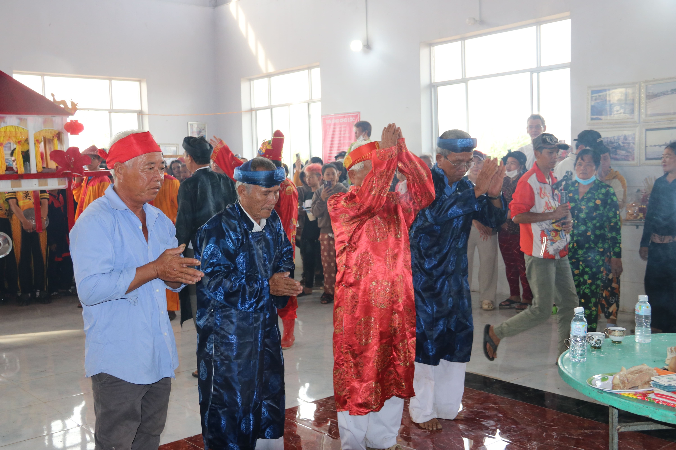 Hàng ngàn người dự lễ hội Nghinh Ông tại Cà Mau chiêm ngưỡng bộ ngọc cốt cá voi 15 tấn - Ảnh 17.