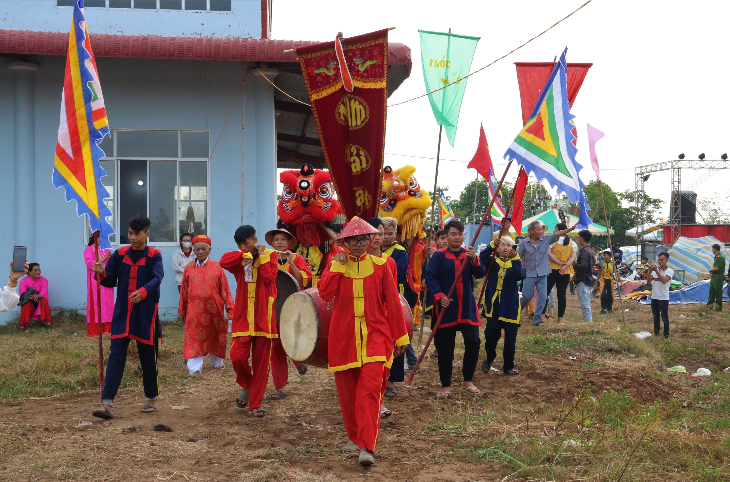 Hàng ngàn người dự lễ hội Nghinh Ông tại Cà Mau chiêm ngưỡng bộ ngọc cốt cá voi 15 tấn - Ảnh 4.