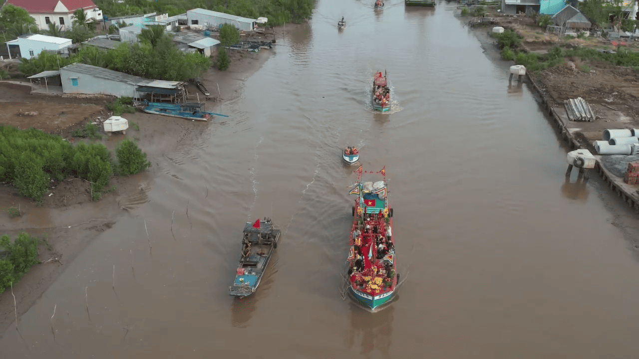 Hàng ngàn người dự lễ hội Nghinh Ông tại Cà Mau chiêm ngưỡng bộ ngọc cốt cá voi 15 tấn - Ảnh 5.
