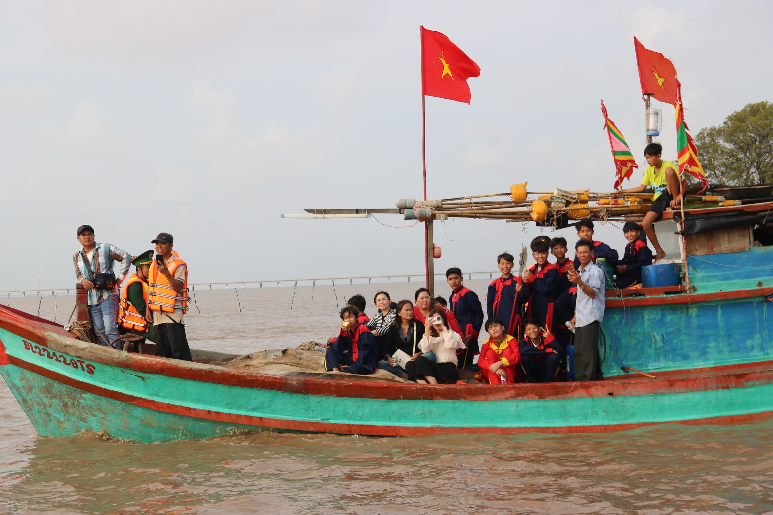 Hàng ngàn người dự lễ hội Nghinh Ông tại Cà Mau chiêm ngưỡng bộ ngọc cốt cá voi 15 tấn - Ảnh 7.