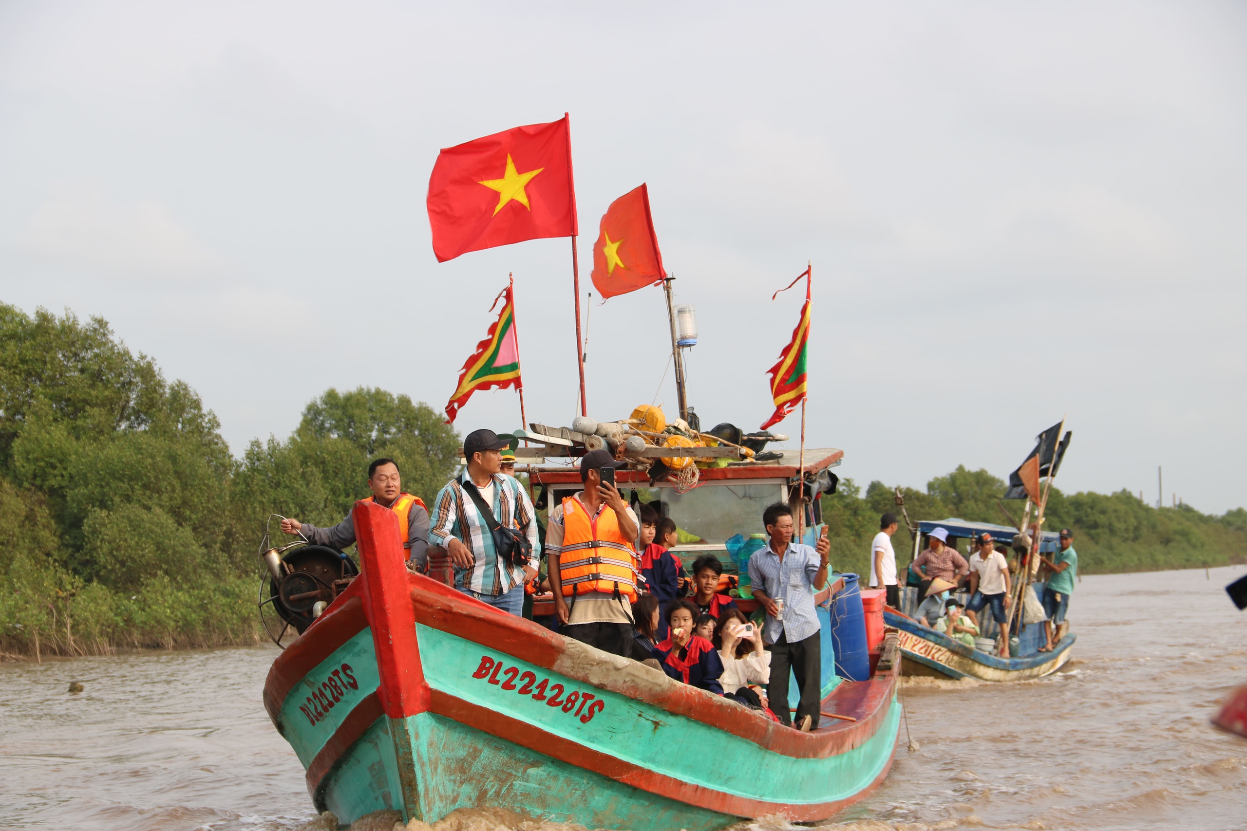 Hàng ngàn người dự lễ hội Nghinh Ông tại Cà Mau chiêm ngưỡng bộ ngọc cốt cá voi 15 tấn - Ảnh 8.