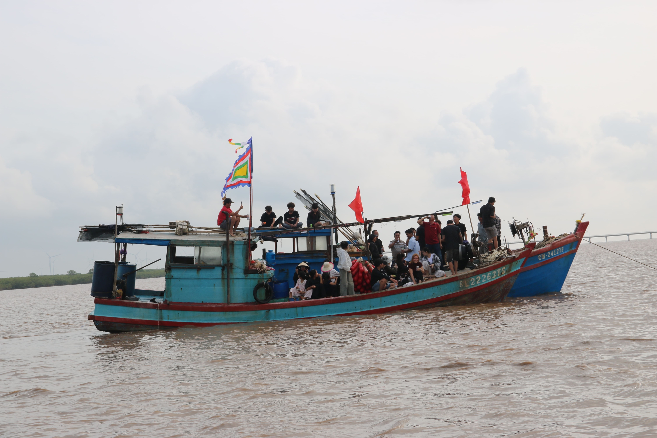 Hàng ngàn người dự lễ hội Nghinh Ông tại Cà Mau chiêm ngưỡng bộ ngọc cốt cá voi 15 tấn - Ảnh 9.