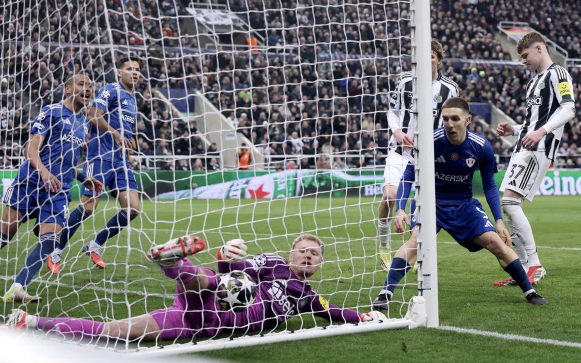 Mưa b&agrave;n thắng của Newcastle tiễn Qarabag rời Champions League - Ảnh 5.