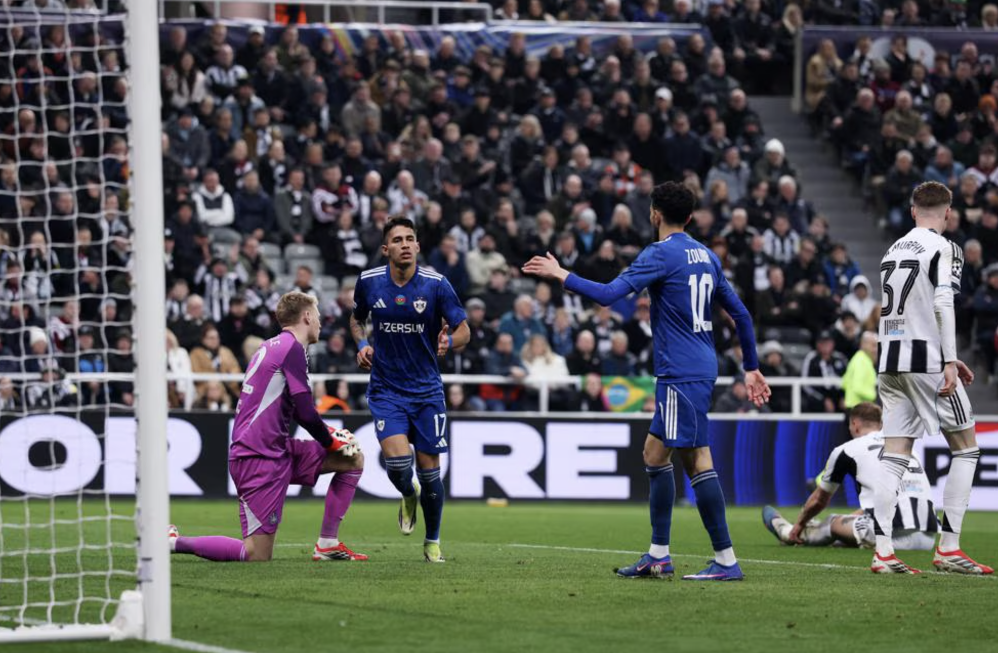 Mưa b&agrave;n thắng của Newcastle tiễn Qarabag rời Champions League - Ảnh 3.